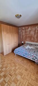 a bedroom with a bed and a wooden floor at Apartman "Cvita" in Drage