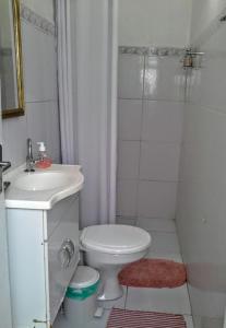 y baño con aseo, lavabo y ducha. en Casa da vó, en São Gabriel