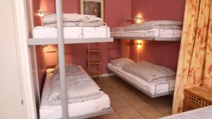 Cette chambre comprend 3 lits superposés. dans l'établissement Danhostel Sønderborg Vollerup, à Sønderborg