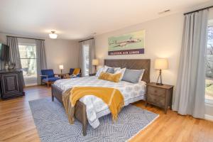 1 dormitorio con 1 cama con alfombra azul en Mountain Mojo, en Banner Elk