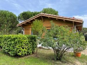 a small wooden house with bushes in front of it at Villa Messanges, 3 pièces, 4 personnes - FR-1-379-136 in Messanges