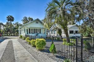 una casa blanca con una valla y una palmera en DeLand Home, 8 Mi to Blue Spring State Park!, en De Land