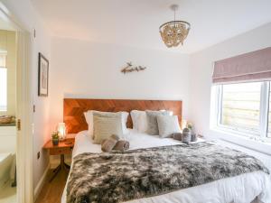 een slaapkamer met een groot bed en een raam bij Blue Neptune in Lyme Regis