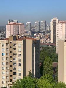vista su una città con edifici alti di Eviniz gibi Hijyenik Rahat Edebileceğiniz Daire a Istanbul