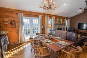 una sala da pranzo con tavolo e sedie di Mountain Skye Lodge a Banner Elk