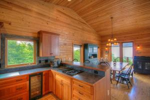 una cucina con bancone e tavolo in una cabina di Mountain Top Lodge a Beech Mountain