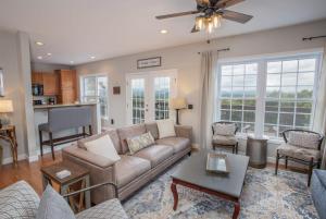 una sala de estar con un sofá y una mesa en Mountain Tapestry, en Boone