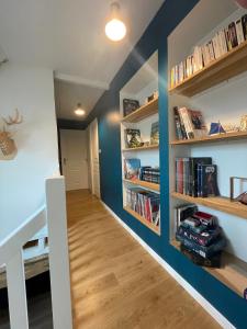 een kamer met blauwe muren en houten planken bij Maison bord de mer ・La côtière・ in Piriac-sur-Mer