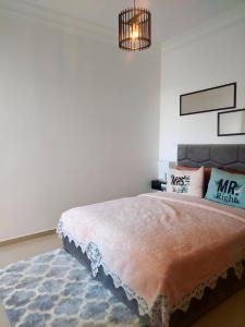 Tempat tidur dalam kamar di Rosewood, un appartement de rêve à Asilah Marina Golf