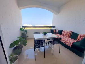 A balcony or terrace at Rosewood, un appartement de rêve à Asilah Marina Golf