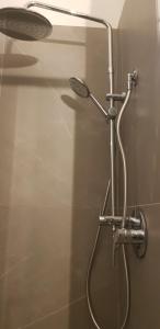 ラ・スペツィアにあるL'Etoileのバスルーム(シャワー、シャワーヘッド付)が備わります。
