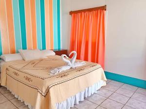 מיטה או מיטות בחדר ב-Los Delfines Hotel & Dive Center