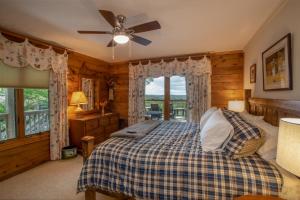 um quarto com uma cama e uma ventoinha de tecto em Serendipity em Blowing Rock