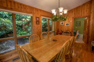 uma sala de jantar com uma mesa de madeira e cadeiras em Serendipity em Blowing Rock