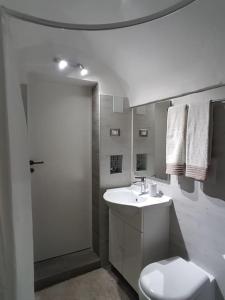La salle de bains blanche est pourvue de toilettes et d'un lavabo. dans l'établissement Signora Minù Bilocale Semindipendente, à Lecce