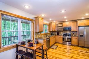 cocina con armarios de madera y suelo de madera en Stone Mountain Lodge, en Trade