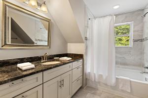 Un baño con lavabo, bañera y ducha. en Stone Mountain Lodge, en Trade 39 fotos más