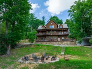una casa grande en una colina con sillas delante en Stone Mountain Lodge, en Trade