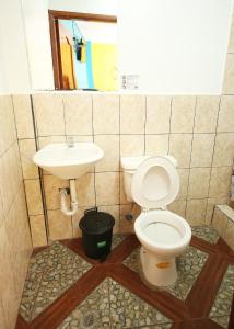 y baño con aseo y lavamanos. en Hostal Bavaria de la Alameda, en Quito