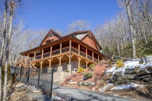 ブローイング・ロックにあるTanawha Vistaの山頂の大木造家屋