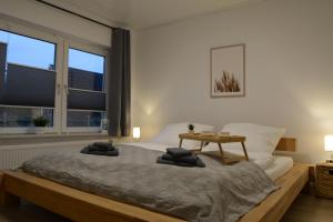 ein Schlafzimmer mit einem Bett mit zwei Kissen darauf in der Unterkunft Privatzimmer im Einfamilienhaus in Emden