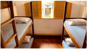 Poschodová posteľ alebo postele v izbe v ubytovaní Lord Hostel Salvador BA