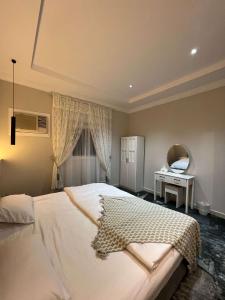 A bed or beds in a room at دخول ذاتي - غرفة نوم وصالة جلوس (هادئة وخصوصية عالية)