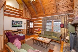 TV a/nebo společenská místnost v ubytování Trailhead Cabin