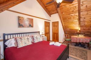 Postel nebo postele na pokoji v ubytování Trailhead Cabin