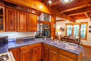 O bucătărie sau chicinetă la Waterfall Cottage