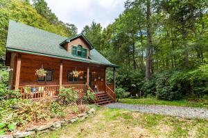 O grădină în afara Waterfall Cottage