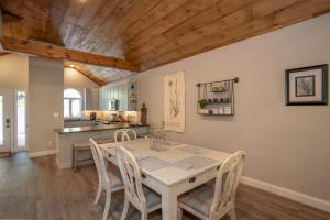 eine Küche und ein Esszimmer mit einem Tisch und Stühlen in der Unterkunft Vistas at Trout Lake in Blowing Rock