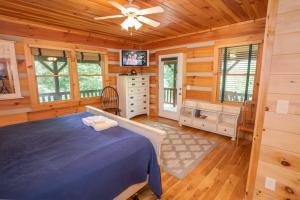 - une chambre avec un lit dans une cabane en bois dans l'établissement Willow Valley View, à Vilas