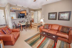 un soggiorno con 2 divani e una sala da pranzo di Yonahlossee Getaway a Boone
