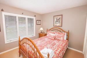 una camera da letto con un letto e una finestra di Yonahlossee Getaway a Boone