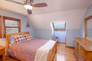 Un pat sau paturi într-o cameră la Summit Haven