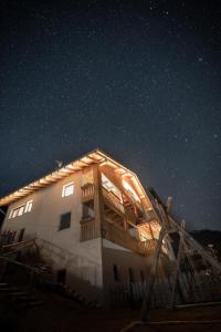 Una casa sotto un cielo stellato di notte di Lüch de Crusteles a La Valle