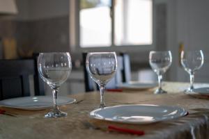 cuatro copas de vino vacías sentadas en una mesa en Amplio, Verde y Privado. en Mendoza