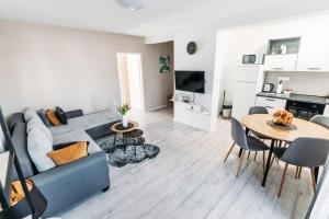 a living room with a couch and a table at Apartman Valens Vinkovci in Vinkovci