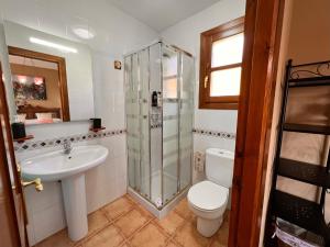 A bathroom at Los Robles Andrin Még 16 kép