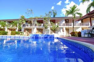una piscina frente a un hotel en Hotel Terraza del Pacifico, en Jacó