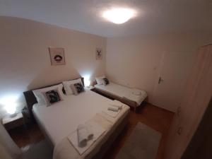 En eller flere senger på et rom på Haus Apartman Zaječar M&L