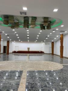 een grote kamer met een dansvloer en een plafond bij HOTEL PRINCESA PLAZA in Maracay