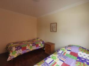 1 dormitorio con 2 camas y mesita de noche en Amplio Departamento en la mejor zona de Quito, en Quito