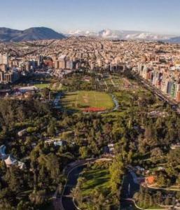 una vista aérea de una ciudad con edificios y árboles en Amplio Departamento en la mejor zona de Quito, en Quito