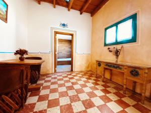 Habitación con suelo a cuadros y ventana en Rancho La Mesa, 