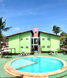 una gran piscina frente a un edificio en Ap 1122 Village Taperapuã, en Porto Seguro