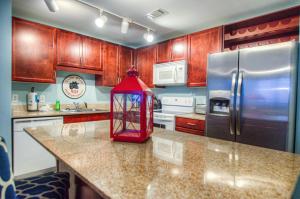 Nhà bếp/bếp nhỏ tại Laketown Wharf 831 By Aneliya +47 ảnh