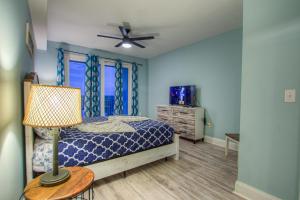 Giường trong phòng chung tại Laketown Wharf 831 By Aneliya