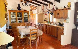 cocina con mesa y sillas en una habitación en Monte do Poejo, 